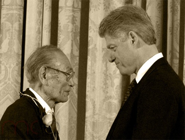 الرئيس بيل كلينتون يقلد فريد كوراماتسا وسام الحرية الرئاسي