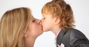 تقبيل الأطفال شعور فطري لكن تقبيل الأطفال في الفم له خطورته واضراره