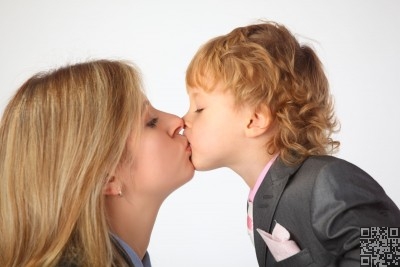 تقبيل الأطفال شعور فطري لكن تقبيل الأطفال في الفم له خطورته واضراره